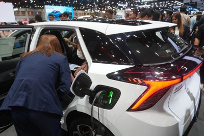 電気自動車（EV）に試乗する来場者＝タイの首都バンコク郊外で2026年3月26日、国本愛撮影