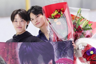 全九州競技会の引退セレモニーで、花束を手に、切磋琢磨（せっさたくま）してきた鈴木零偉選手（左）と記念写真を撮る松岡隼矢さん。鈴木選手の手術した脚は、元の演技ができるまでにほぼ回復し、来季のラストシーズンに臨む＝アクシオン福岡で2026年3月22日、吉田航太撮影
