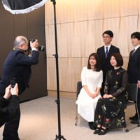 将棋界と囲碁界の若手トップ棋士4人。なごやかな雰囲気の中、撮影に応じた＝東京都渋谷区で2026年3月3日、内藤絵美撮影