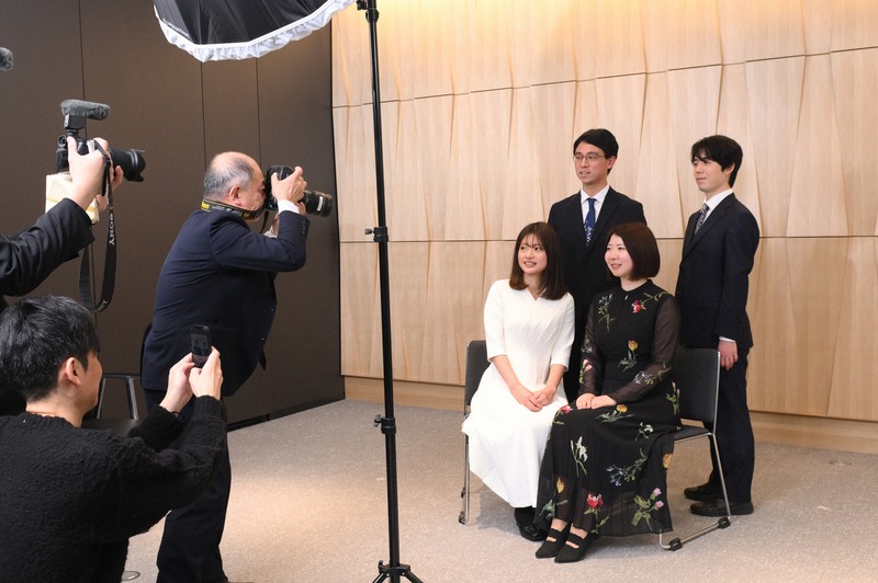 将棋界と囲碁界の若手トップ棋士4人。なごやかな雰囲気の中、撮影に応じた＝東京都渋谷区で2026年3月3日、内藤絵美撮影