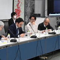 原爆資料館の展示更新について審議する委員たち＝長崎市平野町で2026年3月30日午後2時44分、尾形有菜撮影