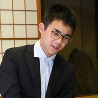 一力遼本因坊への挑戦権を獲得し、対局を振り返る福岡航太朗七段＝名古屋市東区で30日午後5時45分、最上聡撮影