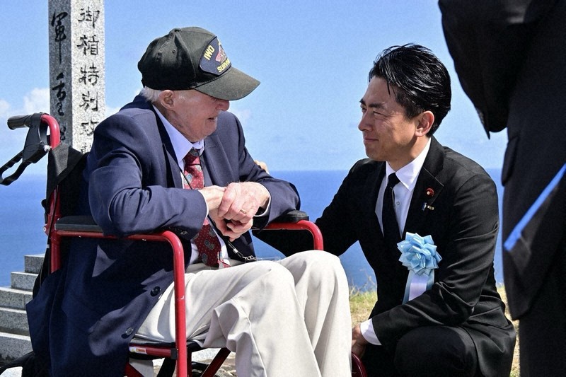 硫黄島の戦い経験した元米軍人 摺鉢山への登頂実現に涙 | 毎日新聞