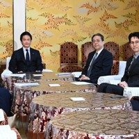 会談に臨む中道改革連合の小川淳也代表（左から3人目）、立憲民主党の水岡俊一代表（同4人目）、公明党の竹谷とし子代表（同2人目）＝国会内で2026年3月18日午前10時58分、平田明浩撮影