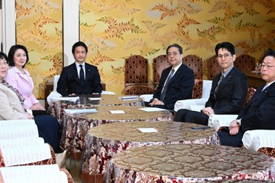 会談に臨む中道改革連合の小川淳也代表（左から3人目）、立憲民主党の水岡俊一代表（同4人目）、公明党の竹谷とし子代表（同2人目）＝国会内で2026年3月18日午前10時58分、平田明浩撮影