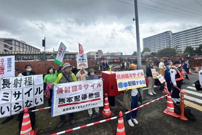 長射程ミサイルの配備に反対して抗議活動を展開する市民ら＝熊本市東区で2026年3月31日午前9時43分、野呂賢治撮影