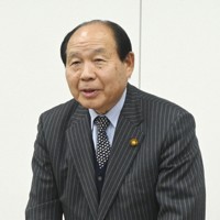 中道改革連合に離党届を提出し、記者会見する福田昭夫元衆院議員＝栃木県庁で31日午後（共同）