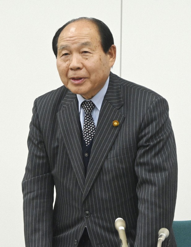 中道改革連合に離党届を提出し、記者会見する福田昭夫元衆院議員＝栃木県庁で31日午後（共同）