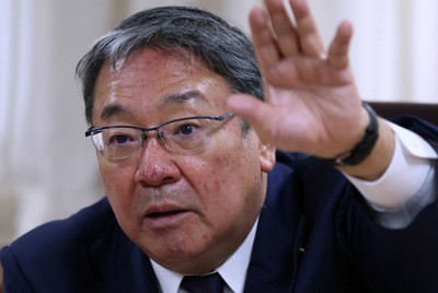 ペルシャ湾に取り残された日本船の現状や今後の対応について話す日本船主協会の長沢仁志会長＝東京都千代田区で2026年3月31日、小林努撮影