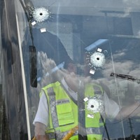 銃弾の痕が残るバス。パレスチナ人が銃を発砲し、イスラエル人6人が死亡した＝エルサレムで2025年9月8日午後0時49分、松岡大地撮影