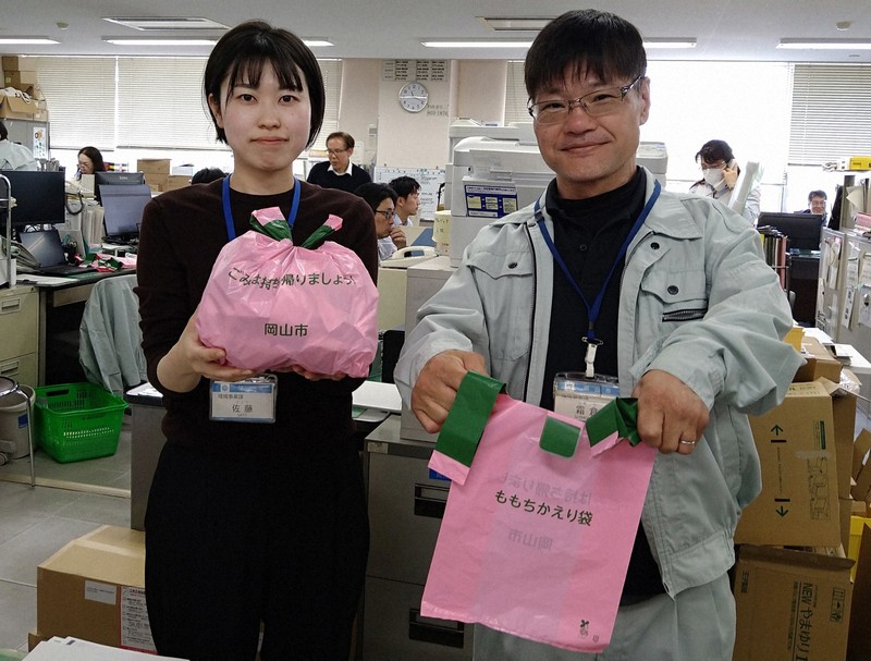 桃色、桃の形の「ももちかえり」袋でごみ持ち帰って　岡山市