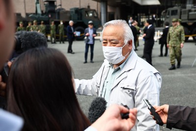 公開された長射程ミサイルの発射装置などを見学後、記者の取材に答える健軍校区自治協議会の城戸健次会長＝熊本市東区の陸上自衛隊健軍駐屯地で2026年3月17日、玉城達郎撮影