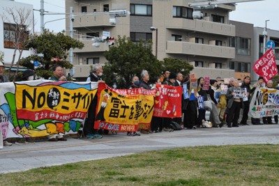 スタンドオフミサイル配備中止を訴える人たち＝静岡県沼津市で2026年3月22日午後5時半、藤渕志保撮影