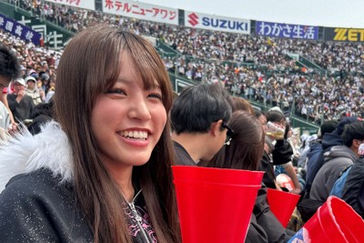 アルプス席から声援を送る小坂里緒さん＝阪神甲子園球場で2026年3月29日、村上正撮影