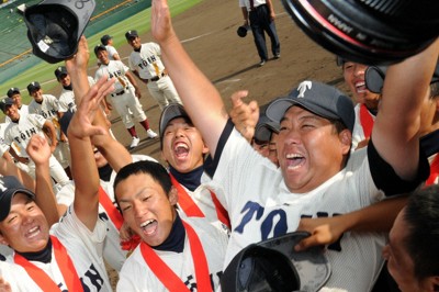 全国選手権で大阪桐蔭が2回目の優勝を決め、胴上げされる大阪桐蔭の西谷浩一監督＝阪神甲子園球場で2008年8月18日、丸山博撮影