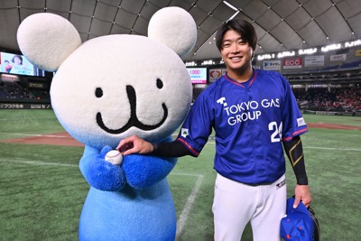 2024年の都市対抗大会で勝利球を手にする東京ガスの笹川晃平選手（右）とダイヤモンドサポーター「パッチョ」＝東京ドームで2024年7月26日、宮間俊樹撮影