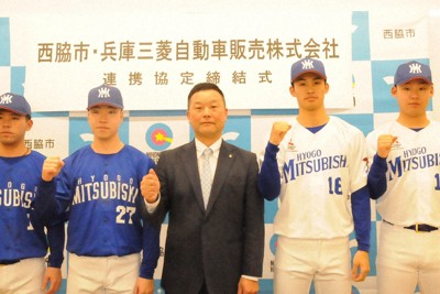 兵庫三菱自動車の監督に就任した野波尚伸氏（中央）と選手たち＝兵庫県西脇市で2026年2月17日午後1時34分、村上正撮影