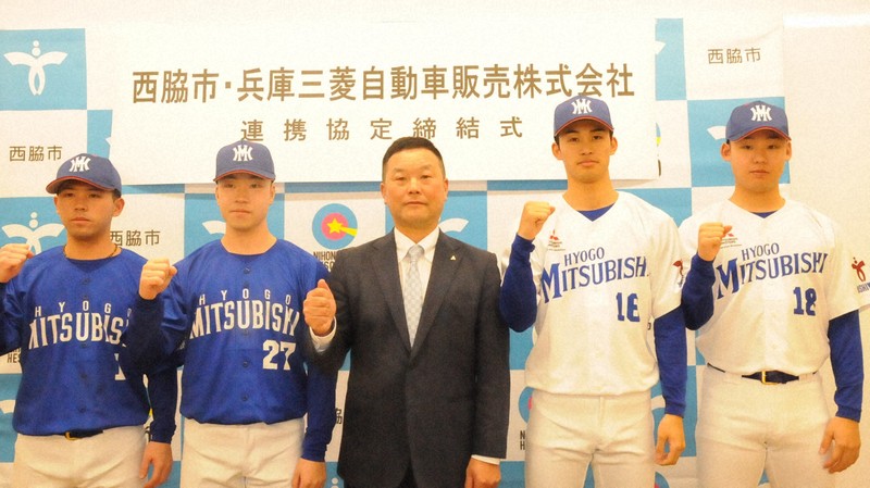 兵庫三菱自動車の監督に就任した野波尚伸氏（中央）と選手たち＝兵庫県西脇市で2026年2月17日午後1時34分、村上正撮影
