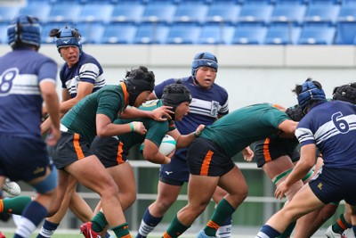 【桐蔭学園－東福岡】前半、攻め込む東福岡の選手たち＝熊谷スポーツ文化公園で2026年3月31日、猪飼健史撮影