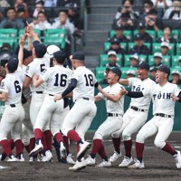 【大阪桐蔭－智弁学園】優勝しマウンドで喜ぶ大阪桐蔭の選手たち＝阪神甲子園球場で2026年3月31日、玉城達郎撮影