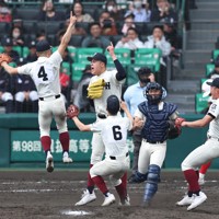 【大阪桐蔭－智弁学園】優勝しマウンドで喜ぶ大阪桐蔭の選手たち＝阪神甲子園球場で2026年3月31日、玉城達郎撮影