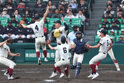【大阪桐蔭－智弁学園】優勝しマウンドで喜ぶ大阪桐蔭の選手たち＝阪神甲子園球場で2026年3月31日、玉城達郎撮影