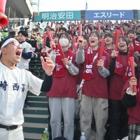 1回戦の滋賀学園との試合で、アルプススタンドから大声援を送る長崎西の応援団＝兵庫県西宮市の阪神甲子園球場で2026年3月20日午前9時9分、添谷尚希撮影