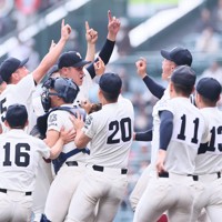 【大阪桐蔭－智弁学園】優勝し喜ぶ大阪桐蔭の選手たち＝阪神甲子園球場で2026年3月31日、長澤凜太郎撮影