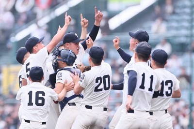 【大阪桐蔭－智弁学園】優勝し喜ぶ大阪桐蔭の選手たち＝阪神甲子園球場で2026年3月31日、長澤凜太郎撮影