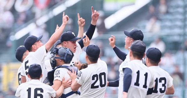 【大阪桐蔭－智弁学園】優勝し喜ぶ大阪桐蔭の選手たち＝阪神甲子園球場で2026年3月31日、長澤凜太郎撮影