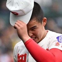 【大阪桐蔭－智弁学園】七回表までを投げ切り、ベンチに戻る智弁学園の先発・杉本真滉＝阪神甲子園球場で2026年3月31日、西夏生撮影