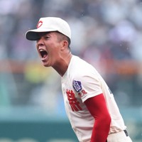 【大阪桐蔭－智弁学園】九回表、大阪桐蔭を無失点に押さえ、喜ぶ智弁学園の2番手・田川璃空＝阪神甲子園球場で2026年3月31日、前田梨里子撮影