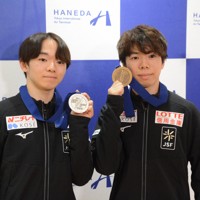 世界選手権を終え帰国した鍵山優真選手（左）と佐藤駿選手＝東京・羽田空港で2026年3月31日、森野俊撮影