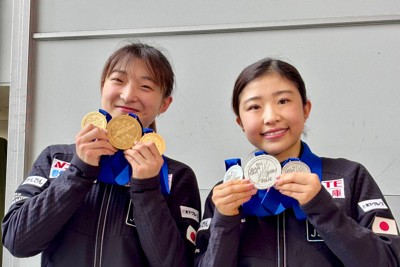世界選手権が開催されたチェコから帰国し、取材に応じる優勝した坂本花織選手（左）と2位の千葉百音選手＝関西国際空港で2026年3月31日午後2時5分、倉沢仁志撮影