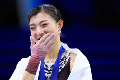 世界選手権女子で優勝し表彰式で涙を流す坂本花織選手＝プラハ・O2アリーナで2026年3月27日、滝川大貴撮影
