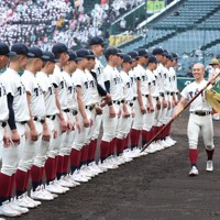 優勝旗を持ち、列に戻る大阪桐蔭の黒川虎雅主将＝阪神甲子園球場で2026年3月31日、前田梨里子撮影