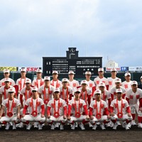 閉会式後、記念撮影する智弁学園の選手たち＝阪神甲子園球場で2026年3月31日、西夏生撮影