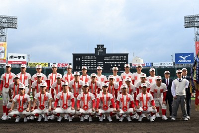 閉会式後、記念撮影する智弁学園の選手たち＝阪神甲子園球場で2026年3月31日、西夏生撮影