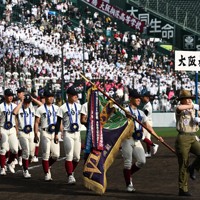 優勝旗を先頭に場内を一周をする大阪桐蔭の選手たち＝阪神甲子園球場で2026年3月31日、西夏生撮影