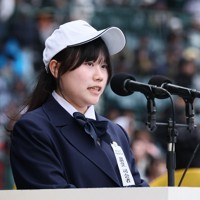式典の司会を務める椙山女学園の吉木碧羽さん＝阪神甲子園球場で2026年3月31日、長澤凜太郎撮影
