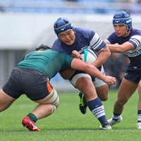 【桐蔭学園－東福岡】後半、突進する桐蔭学園の早川駈琉＝熊谷スポーツ文化公園で2026年3月31日、猪飼健史撮影