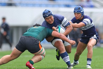 【桐蔭学園－東福岡】後半、突進する桐蔭学園の早川駈琉＝熊谷スポーツ文化公園で2026年3月31日、猪飼健史撮影