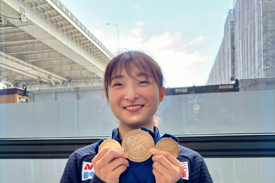 チェコで開催された世界選手権から帰国しメダルを手に笑顔を見せる坂本花織選手＝関西空港で2026年3月31日午後2時3分、倉沢仁志撮影
