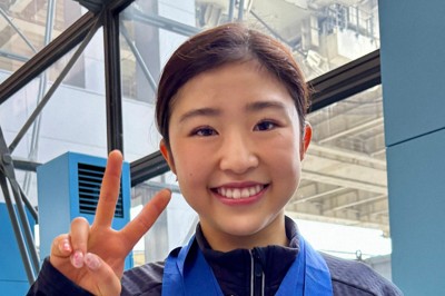 チェコで開催された世界選手権で2位となり、帰国取材に応じた千葉百音選手。「2位なので」とピースサインを作った＝関西空港で2026年3月31日午後1時53分、倉沢仁志撮影