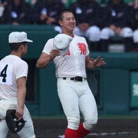 【大阪桐蔭－智弁学園】七回表のピンチにマウンドへ伝令として向かう智弁学園の番匠泰雅選手＝阪神甲子園球場で2026年3月31日、玉城達郎撮影