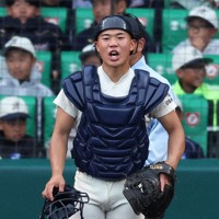 【大阪桐蔭－智弁学園】三回裏、野手に指示を出す大阪桐蔭の藤田大翔捕手＝阪神甲子園球場で2026年3月31日、玉城達郎撮影