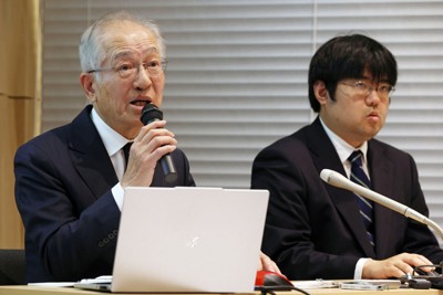 女流タイトル戦での産休規定のあり方について、中間報告を説明する伊丹俊彦委員長（左）と日本将棋連盟の糸谷哲郎常務理事＝東京都渋谷区で2026年3月31日、小林努撮影