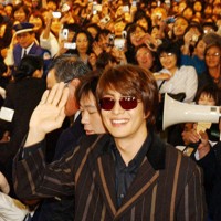 来日し、女性ファンらの声援を受けるペ・ヨンジュン＝成田空港で2004年11月、松田嘉徳撮影