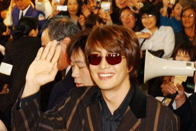 来日し、女性ファンらの声援を受けるペ・ヨンジュン＝成田空港で2004年11月、松田嘉徳撮影