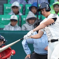 【大阪桐蔭－智弁学園】二回表大阪桐蔭1死二塁、中村勇斗が適時打を放つ＝阪神甲子園球場で2026年3月31日、玉城達郎撮影